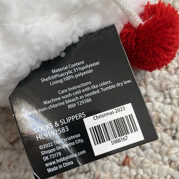 Christmas shoppe “ here for the snacks “ santa cabin socks fuzzy cozy Sherpa new - Picture 7 of 7